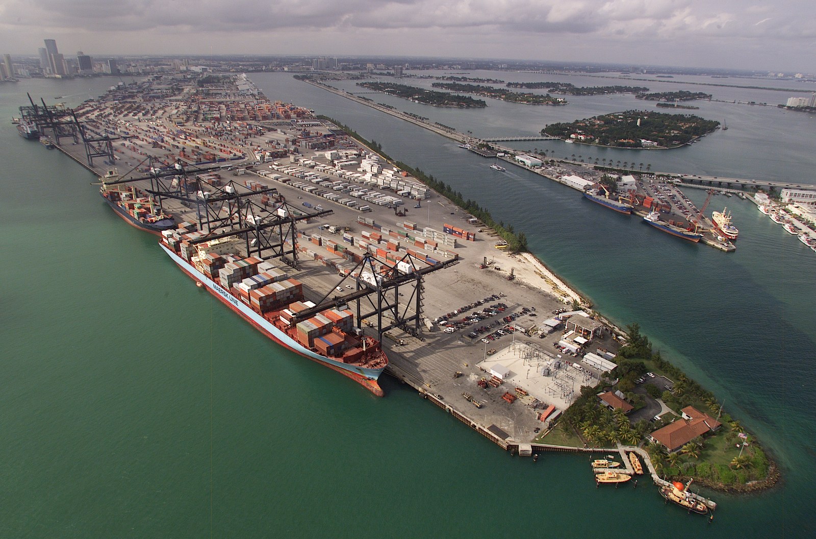 FOB vs CIF vs EXW: Which Incoterm Should Playground Equipment Buyers Choose? 2 Aerial view of a container port terminal with stacked containers