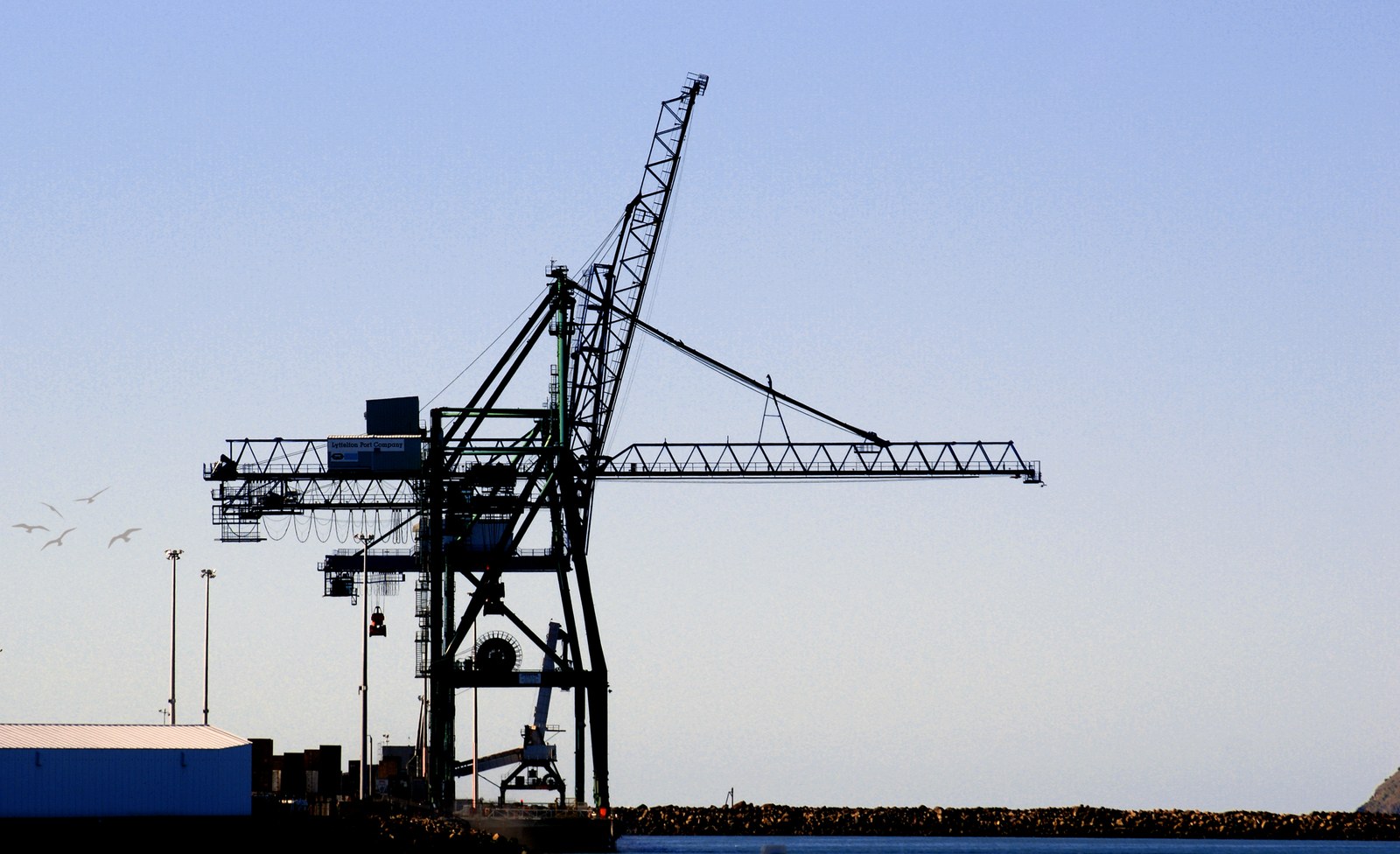 FOB vs CIF vs EXW: Which Incoterm Should Playground Equipment Buyers Choose? 1 Container crane loading a vessel at a port terminal